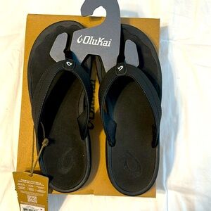 Olukai women’s black flip flops NEW IN BOX